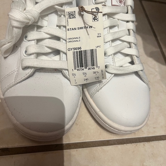 Stan Smith new size 7 - Picture 1 of 2